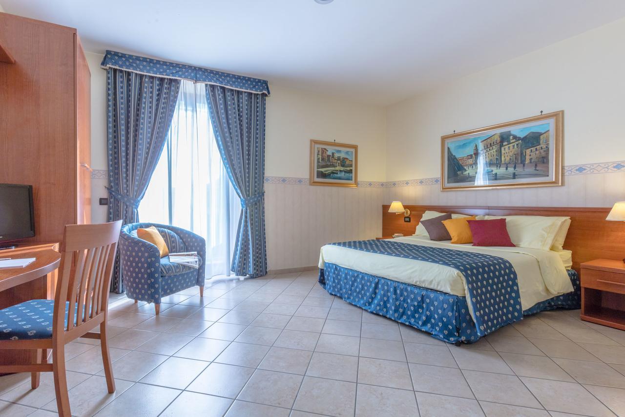 Hotel Traiano チビタベッキア エクステリア 写真