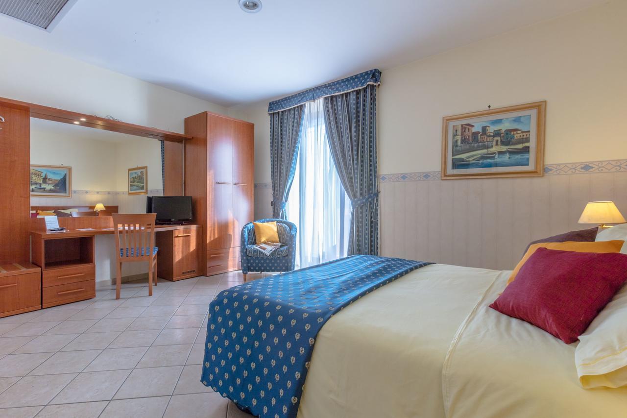 Hotel Traiano チビタベッキア エクステリア 写真
