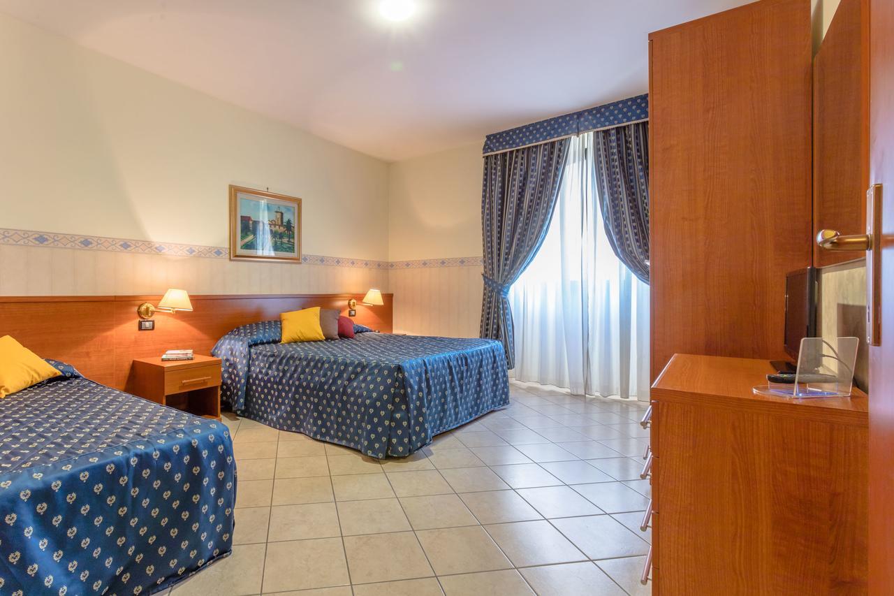 Hotel Traiano チビタベッキア エクステリア 写真