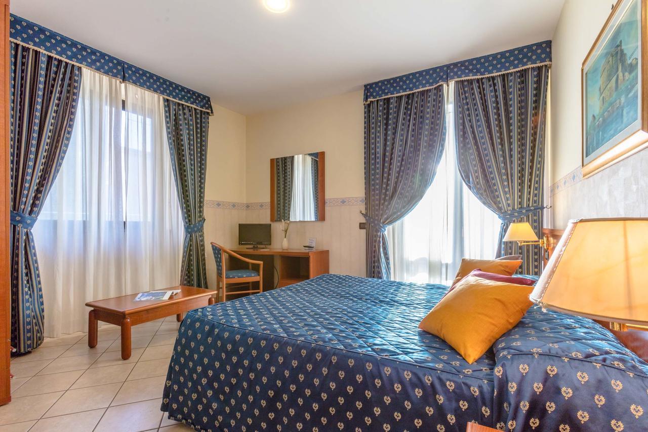 Hotel Traiano チビタベッキア エクステリア 写真